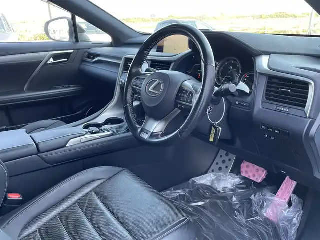 レクサス ＲＸ 200t Fスポーツ 佐賀県 2017(平29)年 6.3万km ホワイトノーヴァガラスフレーク 黒革シート/純正12.3インチSDナビゲーション/・フルセグTV/CD/DVD・BR/SD/USB/Bluetooth/バック・サイドカメラ/ビルトインETC2.0/ヘッドアップディスプレイ/パワーバックドア/リバース連動ドアミラー/100V電源/電子パーキングブレーキ/・AUTO HOLD機能/DN席パワーシート(D席メモリー機能付)/シートヒーター/シートベンチレーション/ISOFIX対応/パドルシフト/革巻きステアリング/ステアリングヒーター/ステアリングリモコン/純正20インチアルミホイール/角目三眼LEDヘッドライト/・オートマチックハイビーム/純正LEDフォグランプ/純正フロアマット/純正ドアバイザ―/新車保証書/取扱説明書/スペアキー１本/レクサスセーフティシステムプラス/・レーダークルーズコントロール/・レーンキープアシストシステム/・プリクラッシュセーフティ/・ブラインドスポットモニター/・インテリジェントクリアランスソナー