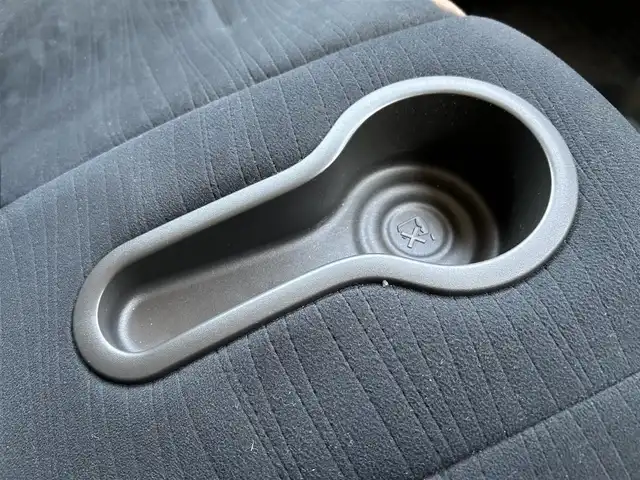 日産 キューブ 15X Vセレクション 愛媛県 2017(平29)年 4万km ブリリアントシルバー 登録時走行距離:39519km/純正フロアマット/ベンチシート/純正FM/AM/AUX/CDプレーヤー/AＡＣ/キセノンヘッドライト/フォグランプ/アイドリングストップ/横滑り防止装置/ABS/パワステ/パワーウィンドウ/エアバッグ/スマートキー/スペアキー