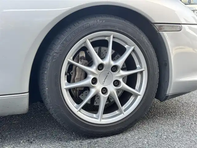 ポルシェ ９１１ カレラ4 カブリオレ 福岡県 2004(平16)年 7.8万km シルバー 社外HDDナビ【AVIC-ZH9MD】/キーレスエントリー/赤革シート/シートヒーター/ハードトップ装着/ソフトトップ（フロントトランク内あり）/保証書・取説・スペアキー