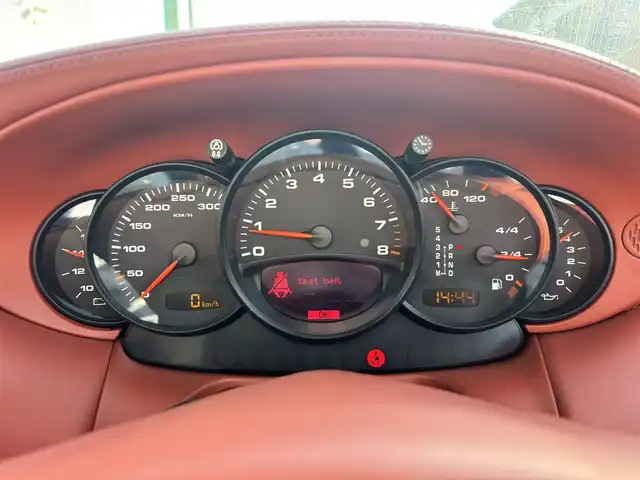 ポルシェ ９１１ カレラ4 カブリオレ 福岡県 2004(平16)年 7.8万km シルバー 社外HDDナビ【AVIC-ZH9MD】/キーレスエントリー/赤革シート/シートヒーター/ハードトップ装着/ソフトトップ（フロントトランク内あり）/保証書・取説・スペアキー