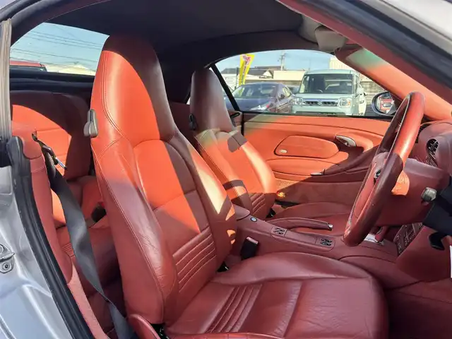 ポルシェ ９１１ カレラ4 カブリオレ 福岡県 2004(平16)年 7.8万km シルバー 社外HDDナビ【AVIC-ZH9MD】/キーレスエントリー/赤革シート/シートヒーター/ハードトップ装着/ソフトトップ（フロントトランク内あり）/保証書・取説・スペアキー