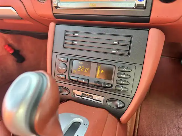 ポルシェ ９１１ カレラ4 カブリオレ 福岡県 2004(平16)年 7.8万km シルバー 社外HDDナビ【AVIC-ZH9MD】/キーレスエントリー/赤革シート/シートヒーター/ハードトップ装着/ソフトトップ（フロントトランク内あり）/保証書・取説・スペアキー