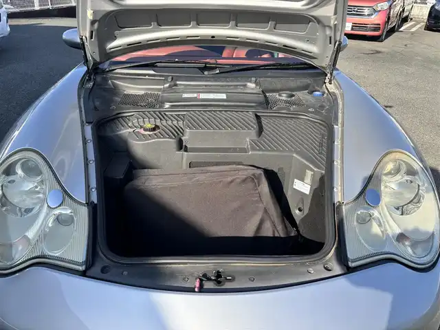 ポルシェ ９１１ カレラ4 カブリオレ 福岡県 2004(平16)年 7.8万km シルバー 社外HDDナビ【AVIC-ZH9MD】/キーレスエントリー/赤革シート/シートヒーター/ハードトップ装着/ソフトトップ（フロントトランク内あり）/保証書・取説・スペアキー