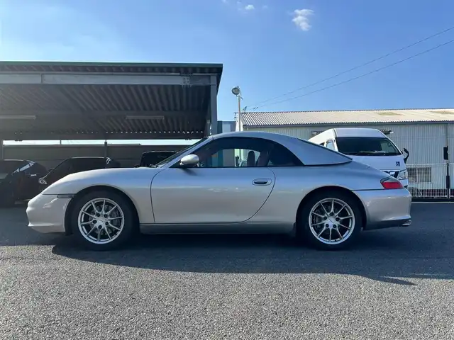 ポルシェ ９１１ カレラ4 カブリオレ 福岡県 2004(平16)年 7.8万km シルバー 社外HDDナビ【AVIC-ZH9MD】/キーレスエントリー/赤革シート/シートヒーター/ハードトップ装着/ソフトトップ（フロントトランク内あり）/保証書・取説・スペアキー