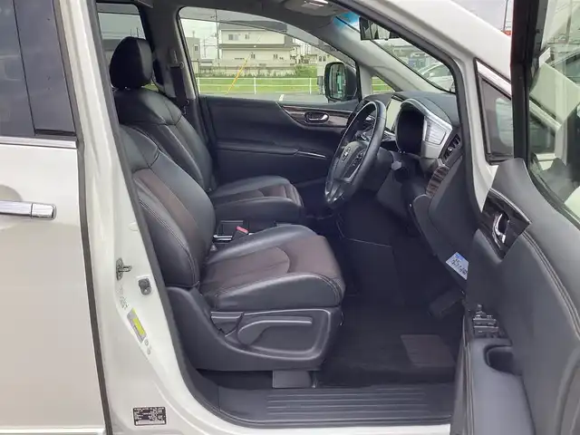 日産 エルグランド 250ハイウェイスターS 栃木県 2015(平27)年 7.5万km パール  メモリナビ/ フルセグテレビ/ バックカメラ/ Bluetoothオーディオ/ フリップダウンモニター/ クルーズコントロール/ ドアバイザー/ プッシュスタート/ 片側パワースライドドア/ ETC/ LEDヘッドライト/ フォグライト/ 純正フロアマット/ ２列目オットマン/ 助手席オットマン/ ドラレコ　前後カメラ(ZDR016)/ 保証書、取説、ナビ説