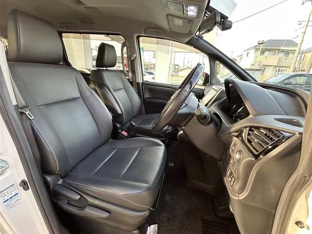 トヨタ エスクァイア Gi 兵庫県 2015(平27)年 6.8万km ホワイトパールクリスタルシャイン ４WD/F・Rモデリスタエアロ/純正9インチナビ/（CD/BT/フルセグTV）/バックカメラ/ETC/ドライブレコーダー/レザーシート/シートヒーター/クルーズコントロール/スペアキー/取説・保証書あり