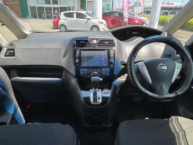 日産 セレナ HWS S HV Vセレ +Sefty 静岡県 2015(平27)年 4.1万km ダイヤモンドブラック ８インチナビ　フルセグＴＶ　ＤＶＤ再生　Ｂｌｕｅｔｏｏｔｈ接続　バックカメラ　ＥＴＣ　衝突被害軽減ブレーキ　車線逸脱警報　クルーズコントロール　両側パワースライドドア　ＬＥＤオートライト　スマートキー　プッシュスタート