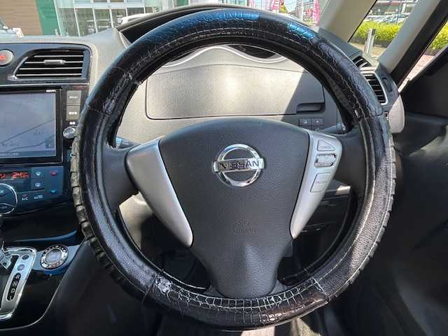 日産 セレナ HWS S HV Vセレ +Sefty 静岡県 2015(平27)年 4.1万km ダイヤモンドブラック ８インチナビ　フルセグＴＶ　ＤＶＤ再生　Ｂｌｕｅｔｏｏｔｈ接続　バックカメラ　ＥＴＣ　衝突被害軽減ブレーキ　車線逸脱警報　クルーズコントロール　両側パワースライドドア　ＬＥＤオートライト　スマートキー　プッシュスタート
