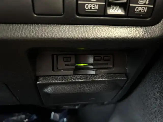 トヨタ エスクァイア Gi プレミアムパッケージ ブラックテーラード 大阪府 2020(令2)年 2.4万km ブラック ハーフレザー/シートヒーター/アルパインナビ/TV/バックカメラ/純正15インチAW/クリアランスソナー/ETC/ドラレコ/両側パワースライドドア/ダブルエアコン/プリクラッシュセーフティ/クルコン/ステアリングヒーター
