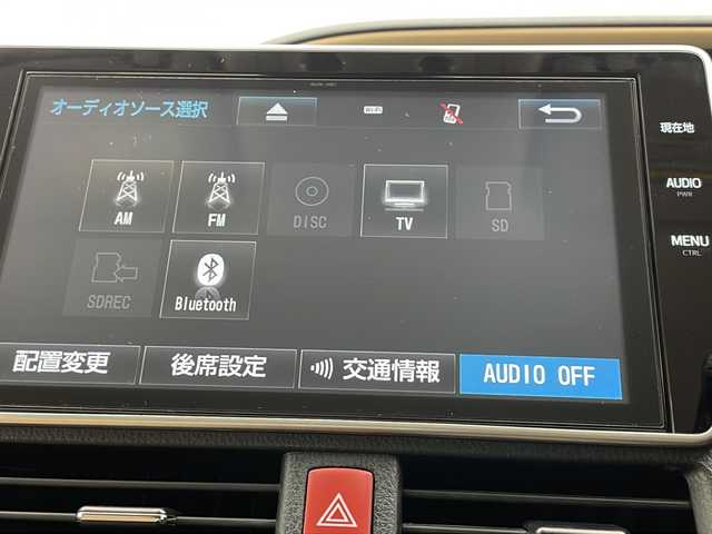 トヨタ ノア ハイブリッド G 千葉県 2017(平29)年 6.4万km ホワイトパールクリスタルシャイン ・両側パワースライドドア/・純正フリップダウンモニター/・純正ナビ（DVD/TV/SD/BT）/・フルセグテレビ/・バックカメラ/・ステアリングスイッチ/・クルーズコントロール/・革巻きステアリング/・衝突被害軽減システム/・レーンアシスト/・横滑り防止装置/・ETC2.0/・360度ドライブレコーダー/・シートヒーター（前席）/・プッシュスタート/・スマートキー/・EVモード/・ECOモード/・電動格納ミラー/・オートライト/・LEDヘッドライト/・フォグライト/・純正R15アルミホイール/・純正フロアマット/・保証書/・取説