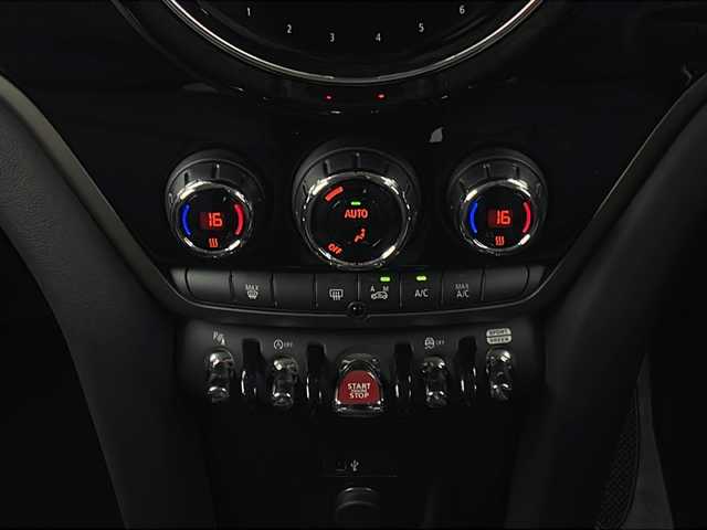ＭＩＮＩ ＢＭＷ ミニ クロスオーバー クーパー SD オール4 新潟県 2021(令3)年 0.3万km セージグリーンメタリック 衝突被害被害軽減ブレーキ/純正ナビ/　　AM/FM/フルセグ/BT/バックモニター/パワーバックドア/アダプティブクルーズコントロール/HIDオートライト/ハーフレザーシート/純正17インチアルミホイール付/アイドリングストップ/電動パーキングブレーキ/オートブレーキホールド/純正前方ドライブレコーダー/USBポート/スペアキー/スマートキー/ETC2.0