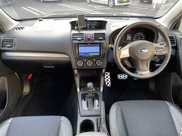 スバル フォレスター 2．0XT アイサイト 愛知県 2012(平24)年 12.3万km ダークグレーメタリック 社外ナビ（AM/FM/BT）/ハーフレザーシート/シートヒーター/パワーシート（D/N席）/前後ドライブレコーダー/純正18インチアルミホイール/ETC/パドルシフト/フォグランプ/取説/保証書/スペアキー
