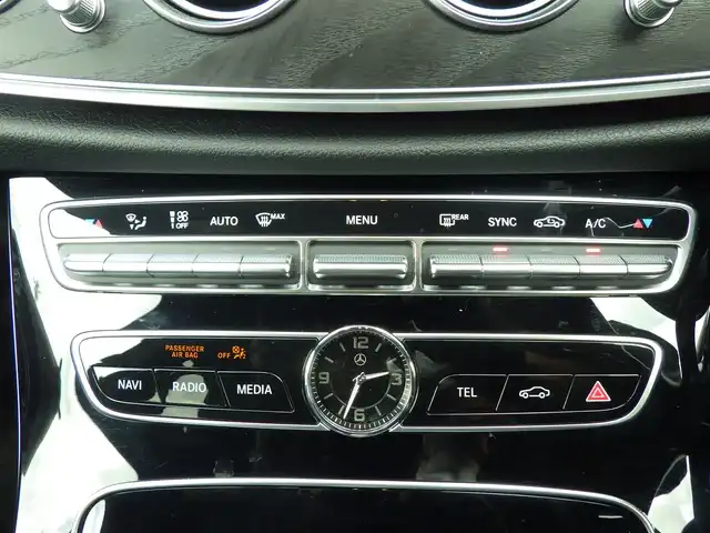 メルセデス・ベンツ Ｅ２００ SW アバンギャルド AMGライン 千葉県 2021(令3)年 3.6万km ポーラホワイト アクティブブレーキアシスト/ブラインドスポットアシスト/レーンチェンジアシスト/アテンションアシスト/ディストロニック/ブラックレザーシート/前席パワーシート/シートヒーター/パフュームアトマイザー/ブルメスター/純正HDDナビ/地デジTV/【Bluetooth接続】/バックカメラ/ドライブレコーダー（前後撮影）/革巻きステアリング/ステアリングスイッチ/パドルシフト/ETC（2.0）/LEDヘッドライト/フォグライト/ウインカーミラー/パークトロニック/純正19インチアルミホイル/サイド/カーテンエアバッグ/キーレスゴー