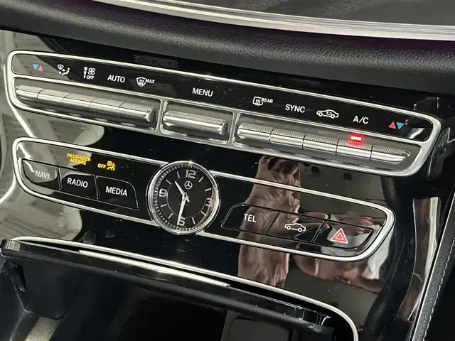 メルセデス・ベンツ Ｅ２００ SW アバンギャルド AMGライン 山形県 2021(令3)年 3.6万km ポーラホワイト アクティブブレーキアシスト/ブラインドスポットアシスト/レーンチェンジアシスト/アテンションアシスト/ディストロニック/ブラックレザーシート/前席パワーシート/シートヒーター/パフュームアトマイザー/ブルメスター/純正HDDナビ/地デジTV/【Bluetooth接続】/バックカメラ/ドライブレコーダー（前後撮影）/革巻きステアリング/ステアリングスイッチ/パドルシフト/ETC（2.0）/LEDヘッドライト/フォグライト/ウインカーミラー/パークトロニック/純正19インチアルミホイル/サイド/カーテンエアバッグ/キーレスゴー