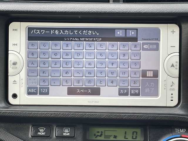 トヨタ アクア G 静岡県 2014(平26)年 3.2万km グレーメタリック ●純正ディーラナビ/(ワンセグ/CD/DVD/Bluetooth)/(NSCP-W62)/●バックカメラ/●革巻きステアリング/●電動格納ウィンカーミラー/●レベライザー/●ドアバイザー/●ISOFIX/●プッシュスタート/●ダブル＋SRS＋ABS/●社外15インチアルミホイール