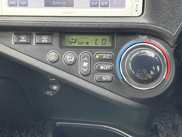 トヨタ アクア G 静岡県 2014(平26)年 3.2万km グレーメタリック ●純正ディーラナビ/(ワンセグ/CD/DVD/Bluetooth)/(NSCP-W62)/●バックカメラ/●革巻きステアリング/●電動格納ウィンカーミラー/●レベライザー/●ドアバイザー/●ISOFIX/●プッシュスタート/●ダブル＋SRS＋ABS/●社外15インチアルミホイール