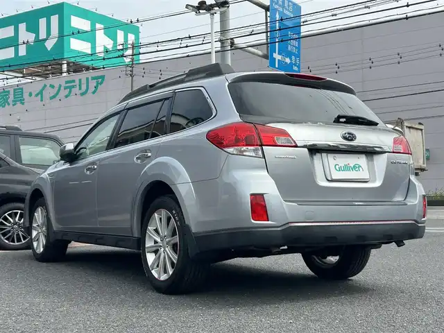 スバル アウトバック グランドマスター 埼玉県 2014(平26)年 5.3万km アイスシルバーメタリック 純正ナビ（Ｂｌｕｅｔｏｏｔｈ、ＣＤ、ＤＶＤ、フルセグＴＶ）/バックカメラ/ＥＴＣ/前方ドラレコ/Ｄ＋Ｎ席シートヒーター/ＵＳＢ入力端子/スペアキー/追従走行有クルコン/純正フロアマット/レザーシート/スマートキー/プッシュスタート/4WD/取扱説明書/ナビ取扱説明書/オートエアコン/純正アルミ/横滑り防止装置/レーンキープアシスト/オートライト/キセノンヘッドライト/ダブルエアバッグ/衝突被害軽減システム