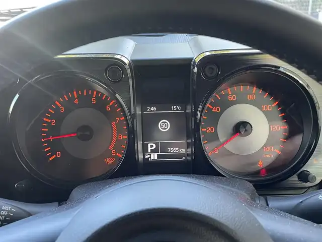 スズキ ジムニー XC 静岡県 2024(令6)年 0.8万km ブルーイッシュブラックパール3 ワンオーナー/背面タイヤハードカバー/衝突軽減ブレーキ/レーンキープアシスト/レーダークルーズコントロール/バックソナー/LEDライト/前席シートヒーター/純正16インチAW/スマートキー×2/保証書/取扱説明書