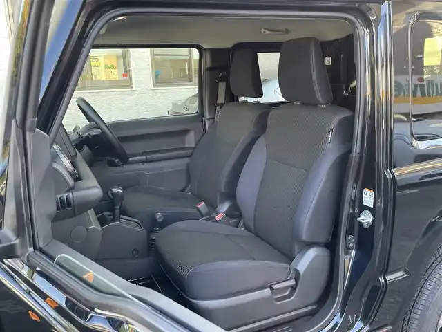 スズキ ジムニー XC 静岡県 2024(令6)年 0.8万km ブルーイッシュブラックパール3 ワンオーナー/背面タイヤハードカバー/衝突軽減ブレーキ/レーンキープアシスト/レーダークルーズコントロール/バックソナー/LEDライト/前席シートヒーター/純正16インチAW/スマートキー×2/保証書/取扱説明書