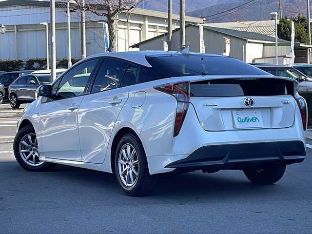 トヨタ プリウス S ツーリングセレクション 長野県 2016(平28)年 11.6万km ホワイトパールクリスタルシャイン 禁煙車/７インチ純正ナビ/Bluetooth Audio/ＴＲＤエアロ/バックカメラ/ビルドインＥＴＣ/シートヒーター（Ｄ＋Ｎ席）/ステアリングスイッチ/革巻きステアリング/純正フロアマット/プッシュスタート/ＬＥＤヘッドライト/オートライト/フォグランプ/電動格納ドアミラー/ウィンカーミラー/ドアバイザー/スマートキー/スペアキー×１/トノカバー/エアコン吹出口ドリンクホルダー/純正アルミホイール(夏タイヤ)積込/横滑り防止機能/盗難防止機能
