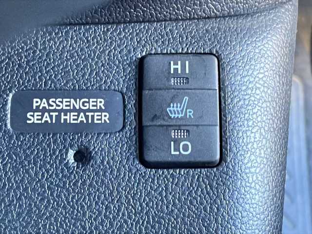 トヨタ プリウス S ツーリングセレクション 長野県 2016(平28)年 11.6万km ホワイトパールクリスタルシャイン 禁煙車/７インチ純正ナビ/Bluetooth Audio/ＴＲＤエアロ/バックカメラ/ビルドインＥＴＣ/シートヒーター（Ｄ＋Ｎ席）/ステアリングスイッチ/革巻きステアリング/純正フロアマット/プッシュスタート/ＬＥＤヘッドライト/オートライト/フォグランプ/電動格納ドアミラー/ウィンカーミラー/ドアバイザー/スマートキー/スペアキー×１/トノカバー/エアコン吹出口ドリンクホルダー/純正アルミホイール(夏タイヤ)積込/横滑り防止機能/盗難防止機能