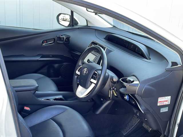 トヨタ プリウス S ツーリングセレクション 長野県 2016(平28)年 11.6万km ホワイトパールクリスタルシャイン 禁煙車/７インチ純正ナビ/Bluetooth Audio/ＴＲＤエアロ/バックカメラ/ビルドインＥＴＣ/シートヒーター（Ｄ＋Ｎ席）/ステアリングスイッチ/革巻きステアリング/純正フロアマット/プッシュスタート/ＬＥＤヘッドライト/オートライト/フォグランプ/電動格納ドアミラー/ウィンカーミラー/ドアバイザー/スマートキー/スペアキー×１/トノカバー/エアコン吹出口ドリンクホルダー/純正アルミホイール(夏タイヤ)積込/横滑り防止機能/盗難防止機能