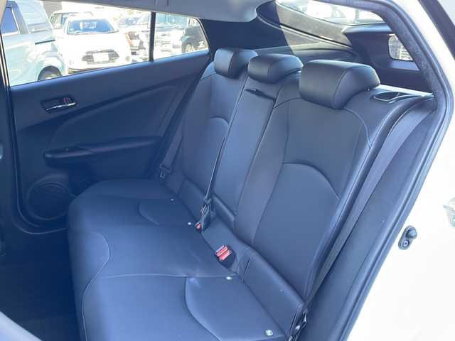 トヨタ プリウス S ツーリングセレクション 長野県 2016(平28)年 11.6万km ホワイトパールクリスタルシャイン 禁煙車/７インチ純正ナビ/Bluetooth Audio/ＴＲＤエアロ/バックカメラ/ビルドインＥＴＣ/シートヒーター（Ｄ＋Ｎ席）/ステアリングスイッチ/革巻きステアリング/純正フロアマット/プッシュスタート/ＬＥＤヘッドライト/オートライト/フォグランプ/電動格納ドアミラー/ウィンカーミラー/ドアバイザー/スマートキー/スペアキー×１/トノカバー/エアコン吹出口ドリンクホルダー/純正アルミホイール(夏タイヤ)積込/横滑り防止機能/盗難防止機能