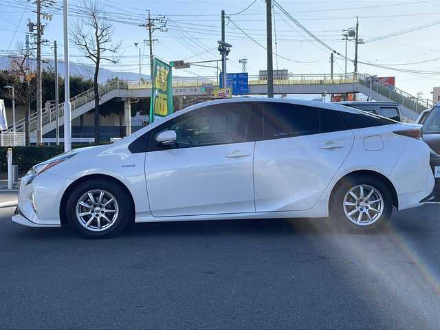 トヨタ プリウス S ツーリングセレクション 長野県 2016(平28)年 11.6万km ホワイトパールクリスタルシャイン 禁煙車/７インチ純正ナビ/Bluetooth Audio/ＴＲＤエアロ/バックカメラ/ビルドインＥＴＣ/シートヒーター（Ｄ＋Ｎ席）/ステアリングスイッチ/革巻きステアリング/純正フロアマット/プッシュスタート/ＬＥＤヘッドライト/オートライト/フォグランプ/電動格納ドアミラー/ウィンカーミラー/ドアバイザー/スマートキー/スペアキー×１/トノカバー/エアコン吹出口ドリンクホルダー/純正アルミホイール(夏タイヤ)積込/横滑り防止機能/盗難防止機能