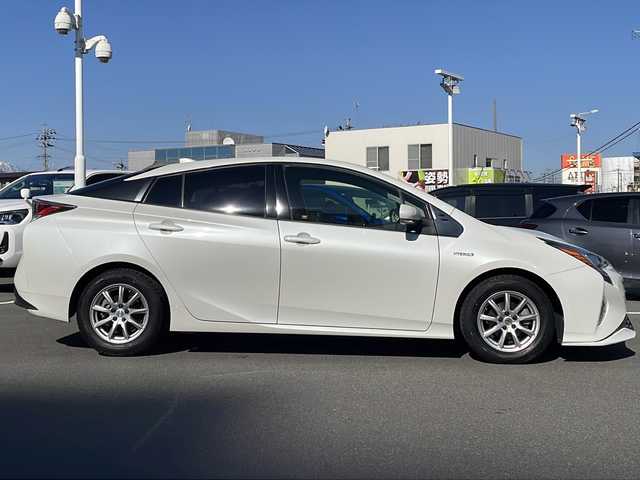 トヨタ プリウス S ツーリングセレクション 長野県 2016(平28)年 11.6万km ホワイトパールクリスタルシャイン 禁煙車/７インチ純正ナビ/Bluetooth Audio/ＴＲＤエアロ/バックカメラ/ビルドインＥＴＣ/シートヒーター（Ｄ＋Ｎ席）/ステアリングスイッチ/革巻きステアリング/純正フロアマット/プッシュスタート/ＬＥＤヘッドライト/オートライト/フォグランプ/電動格納ドアミラー/ウィンカーミラー/ドアバイザー/スマートキー/スペアキー×１/トノカバー/エアコン吹出口ドリンクホルダー/純正アルミホイール(夏タイヤ)積込/横滑り防止機能/盗難防止機能