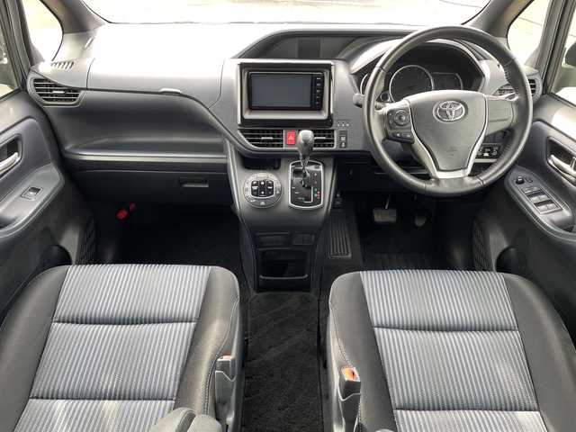 トヨタ ヴォクシー ZS 長野県 2014(平26)年 5.6万km ブラッキッシュアゲハガラスフレーク 禁煙車/純正ナビ【NSZT-W64】/（ＣＤ／ＤＶＤ／フルセグＴＶ／Ｂｌｕｅｔｏｏｔｈ）/バックカメラ/ビルトインＥＴＣ/社外フリップダウンモニター/両側パワースライドドア/前後ドライブレコーダー/革巻きステアリング/ステアリングスイッチ/LEDヘッドライト/フォグランプ/オートライト/スマートキー/Pスタート/電動格納ミラー/純正16インチAW/フロアマット/純正ドアバイザー