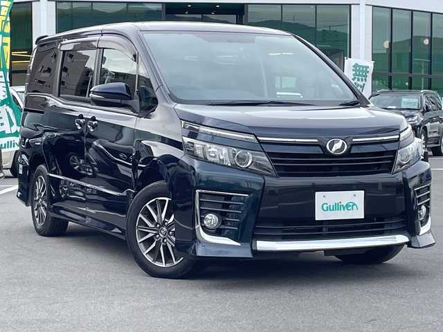 トヨタ ヴォクシー ZS 長野県 2014(平26)年 5.6万km ブラッキッシュアゲハガラスフレーク 禁煙車/純正ナビ【NSZT-W64】/（ＣＤ／ＤＶＤ／フルセグＴＶ／Ｂｌｕｅｔｏｏｔｈ）/バックカメラ/ビルトインＥＴＣ/社外フリップダウンモニター/両側パワースライドドア/前後ドライブレコーダー/革巻きステアリング/ステアリングスイッチ/LEDヘッドライト/フォグランプ/オートライト/スマートキー/Pスタート/電動格納ミラー/純正16インチAW/フロアマット/純正ドアバイザー