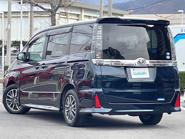 トヨタ ヴォクシー ZS 長野県 2014(平26)年 5.6万km ブラッキッシュアゲハガラスフレーク 禁煙車/純正ナビ【NSZT-W64】/（ＣＤ／ＤＶＤ／フルセグＴＶ／Ｂｌｕｅｔｏｏｔｈ）/バックカメラ/ビルトインＥＴＣ/社外フリップダウンモニター/両側パワースライドドア/前後ドライブレコーダー/革巻きステアリング/ステアリングスイッチ/LEDヘッドライト/フォグランプ/オートライト/スマートキー/Pスタート/電動格納ミラー/純正16インチAW/フロアマット/純正ドアバイザー