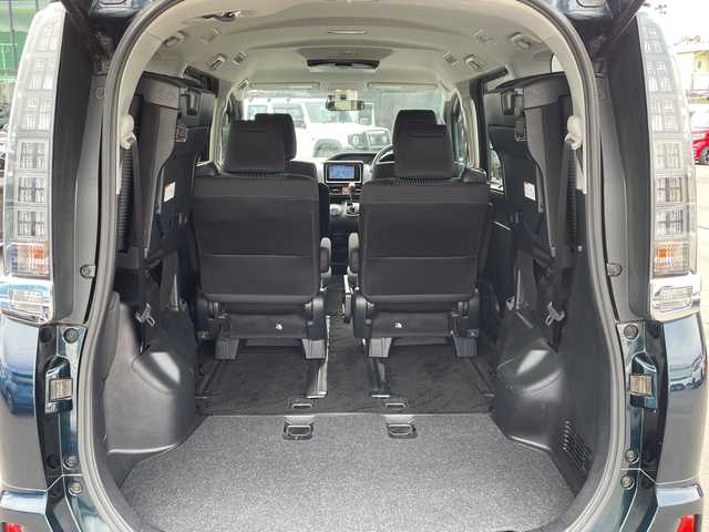 トヨタ ヴォクシー ZS 長野県 2014(平26)年 5.6万km ブラッキッシュアゲハガラスフレーク 禁煙車/純正ナビ【NSZT-W64】/（ＣＤ／ＤＶＤ／フルセグＴＶ／Ｂｌｕｅｔｏｏｔｈ）/バックカメラ/ビルトインＥＴＣ/社外フリップダウンモニター/両側パワースライドドア/前後ドライブレコーダー/革巻きステアリング/ステアリングスイッチ/LEDヘッドライト/フォグランプ/オートライト/スマートキー/Pスタート/電動格納ミラー/純正16インチAW/フロアマット/純正ドアバイザー