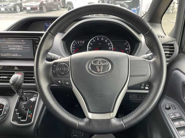 トヨタ ヴォクシー ZS 長野県 2014(平26)年 5.6万km ブラッキッシュアゲハガラスフレーク 禁煙車/純正ナビ【NSZT-W64】/（ＣＤ／ＤＶＤ／フルセグＴＶ／Ｂｌｕｅｔｏｏｔｈ）/バックカメラ/ビルトインＥＴＣ/社外フリップダウンモニター/両側パワースライドドア/前後ドライブレコーダー/革巻きステアリング/ステアリングスイッチ/LEDヘッドライト/フォグランプ/オートライト/スマートキー/Pスタート/電動格納ミラー/純正16インチAW/フロアマット/純正ドアバイザー