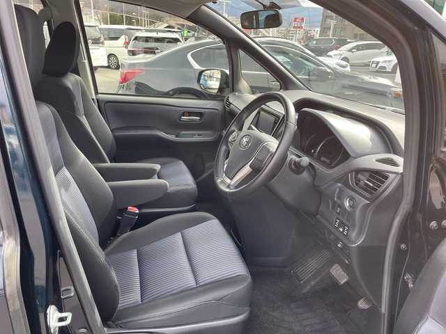 トヨタ ヴォクシー ZS 長野県 2014(平26)年 5.6万km ブラッキッシュアゲハガラスフレーク 禁煙車/純正ナビ【NSZT-W64】/（ＣＤ／ＤＶＤ／フルセグＴＶ／Ｂｌｕｅｔｏｏｔｈ）/バックカメラ/ビルトインＥＴＣ/社外フリップダウンモニター/両側パワースライドドア/前後ドライブレコーダー/革巻きステアリング/ステアリングスイッチ/LEDヘッドライト/フォグランプ/オートライト/スマートキー/Pスタート/電動格納ミラー/純正16インチAW/フロアマット/純正ドアバイザー