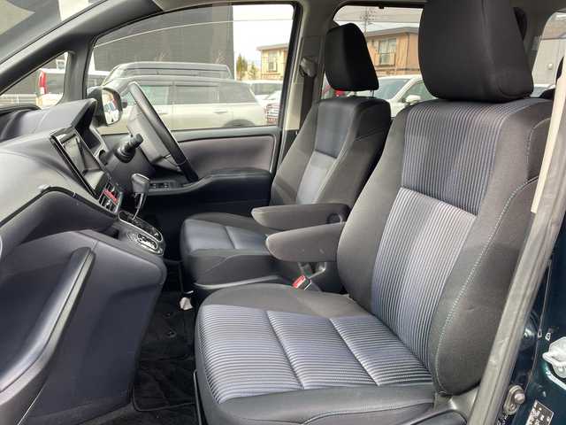 トヨタ ヴォクシー ZS 長野県 2014(平26)年 5.6万km ブラッキッシュアゲハガラスフレーク 禁煙車/純正ナビ【NSZT-W64】/（ＣＤ／ＤＶＤ／フルセグＴＶ／Ｂｌｕｅｔｏｏｔｈ）/バックカメラ/ビルトインＥＴＣ/社外フリップダウンモニター/両側パワースライドドア/前後ドライブレコーダー/革巻きステアリング/ステアリングスイッチ/LEDヘッドライト/フォグランプ/オートライト/スマートキー/Pスタート/電動格納ミラー/純正16インチAW/フロアマット/純正ドアバイザー