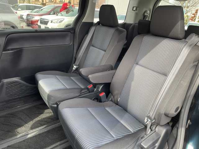 トヨタ ヴォクシー ZS 長野県 2014(平26)年 5.6万km ブラッキッシュアゲハガラスフレーク 禁煙車/純正ナビ【NSZT-W64】/（ＣＤ／ＤＶＤ／フルセグＴＶ／Ｂｌｕｅｔｏｏｔｈ）/バックカメラ/ビルトインＥＴＣ/社外フリップダウンモニター/両側パワースライドドア/前後ドライブレコーダー/革巻きステアリング/ステアリングスイッチ/LEDヘッドライト/フォグランプ/オートライト/スマートキー/Pスタート/電動格納ミラー/純正16インチAW/フロアマット/純正ドアバイザー