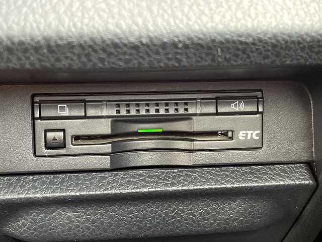 トヨタ ヴォクシー ZS 長野県 2014(平26)年 5.6万km ブラッキッシュアゲハガラスフレーク 禁煙車/純正ナビ【NSZT-W64】/（ＣＤ／ＤＶＤ／フルセグＴＶ／Ｂｌｕｅｔｏｏｔｈ）/バックカメラ/ビルトインＥＴＣ/社外フリップダウンモニター/両側パワースライドドア/前後ドライブレコーダー/革巻きステアリング/ステアリングスイッチ/LEDヘッドライト/フォグランプ/オートライト/スマートキー/Pスタート/電動格納ミラー/純正16インチAW/フロアマット/純正ドアバイザー