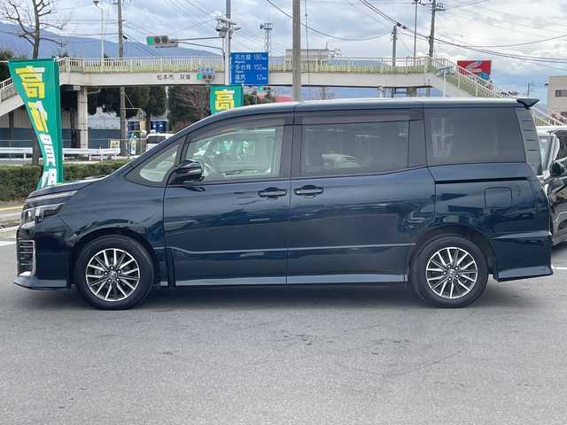 トヨタ ヴォクシー ZS 長野県 2014(平26)年 5.6万km ブラッキッシュアゲハガラスフレーク 禁煙車/純正ナビ【NSZT-W64】/（ＣＤ／ＤＶＤ／フルセグＴＶ／Ｂｌｕｅｔｏｏｔｈ）/バックカメラ/ビルトインＥＴＣ/社外フリップダウンモニター/両側パワースライドドア/前後ドライブレコーダー/革巻きステアリング/ステアリングスイッチ/LEDヘッドライト/フォグランプ/オートライト/スマートキー/Pスタート/電動格納ミラー/純正16インチAW/フロアマット/純正ドアバイザー