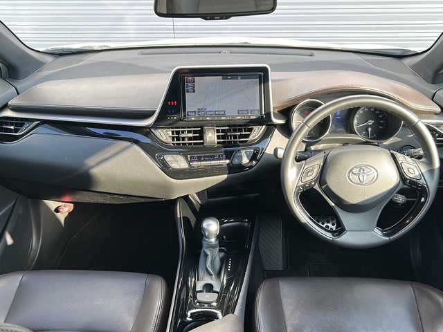 トヨタ Ｃ－ＨＲ G 佐賀県 2017(平29)年 9.3万km ホワイトパールクリスタルシャイン 純正ナビ(NSZT-Y66T)/Bluetooth/CD/DVD/フルセグTV/バックカメラ/クルーズコントロール/トヨタセーフティセンス/・衝突軽減システム/・レーンキープアシスト/・クリアランスソナー/ブレーキホールド/LEDオートライト/オートマチックハイビーム/オートエアコン/シートヒーター/ステアリングスイッチ/ETC/純正アルミホイール/保証書/取扱説明書/点検記録簿(H29/30/31/R5/6)