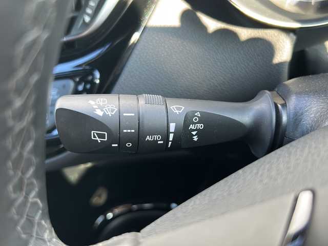 トヨタ Ｃ－ＨＲ G 佐賀県 2017(平29)年 9.3万km ホワイトパールクリスタルシャイン 純正ナビ(NSZT-Y66T)/Bluetooth/CD/DVD/フルセグTV/バックカメラ/クルーズコントロール/トヨタセーフティセンス/・衝突軽減システム/・レーンキープアシスト/・クリアランスソナー/ブレーキホールド/LEDオートライト/オートマチックハイビーム/オートエアコン/シートヒーター/ステアリングスイッチ/ETC/純正アルミホイール/保証書/取扱説明書/点検記録簿(H29/30/31/R5/6)