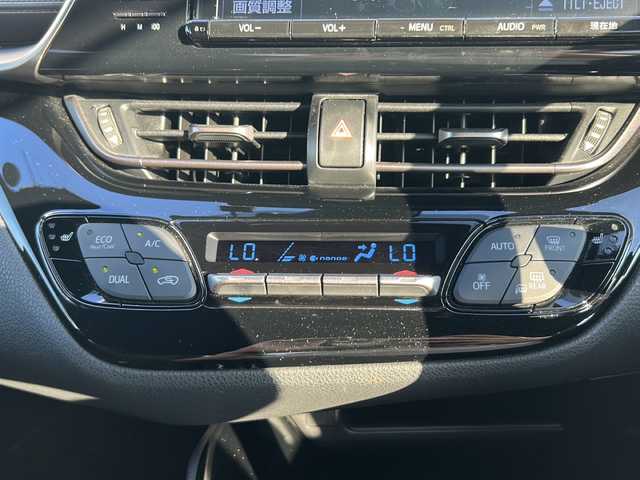 トヨタ Ｃ－ＨＲ G 佐賀県 2017(平29)年 9.3万km ホワイトパールクリスタルシャイン 純正ナビ(NSZT-Y66T)/Bluetooth/CD/DVD/フルセグTV/バックカメラ/クルーズコントロール/トヨタセーフティセンス/・衝突軽減システム/・レーンキープアシスト/・クリアランスソナー/ブレーキホールド/LEDオートライト/オートマチックハイビーム/オートエアコン/シートヒーター/ステアリングスイッチ/ETC/純正アルミホイール/保証書/取扱説明書/点検記録簿(H29/30/31/R5/6)