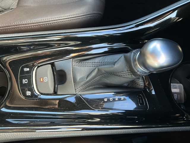 トヨタ Ｃ－ＨＲ G 佐賀県 2017(平29)年 9.3万km ホワイトパールクリスタルシャイン 純正ナビ(NSZT-Y66T)/Bluetooth/CD/DVD/フルセグTV/バックカメラ/クルーズコントロール/トヨタセーフティセンス/・衝突軽減システム/・レーンキープアシスト/・クリアランスソナー/ブレーキホールド/LEDオートライト/オートマチックハイビーム/オートエアコン/シートヒーター/ステアリングスイッチ/ETC/純正アルミホイール/保証書/取扱説明書/点検記録簿(H29/30/31/R5/6)