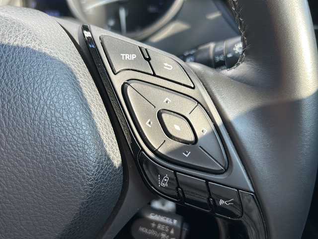 トヨタ Ｃ－ＨＲ G 佐賀県 2017(平29)年 9.3万km ホワイトパールクリスタルシャイン 純正ナビ(NSZT-Y66T)/Bluetooth/CD/DVD/フルセグTV/バックカメラ/クルーズコントロール/トヨタセーフティセンス/・衝突軽減システム/・レーンキープアシスト/・クリアランスソナー/ブレーキホールド/LEDオートライト/オートマチックハイビーム/オートエアコン/シートヒーター/ステアリングスイッチ/ETC/純正アルミホイール/保証書/取扱説明書/点検記録簿(H29/30/31/R5/6)