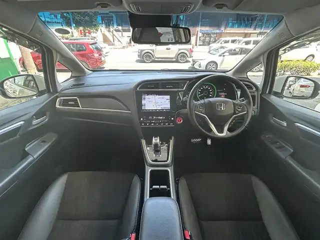 ホンダ シャトル ハイブリッド X ホンダセンシング 大阪府 2020(令2)年 2.6万km プラチナホワイトパール ワンオーナー/Honda　SENSING/・衝突軽減ブレーキ/・誤発進抑制機能/・歩行者事故低減ステアリング/・先行者発進お知らせ機能/・標識認識機能/・路外逸脱抑制機能/・ACCアダプティブクルーズコントロール/・車線維持支援システム後方誤発進抑制機能/8インチディーラーオプションナビ（VXM-207VFEi）/フルセグテレビ/AM/FM/BT/バックカメラ/前後純正ドライブレコーダー（ナビ連動タイプ）/フルフラットシート/ISOFIX/オートライト/ステアリングスイッチ/ビルドインETC/ドアバイザー/ハーフレザーシート/シートヒーター/スペアキー/取扱説明書/保証書