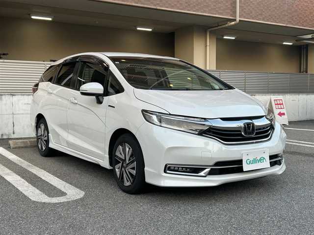 ホンダ シャトル ハイブリッド X ホンダセンシング 大阪府 2020(令2)年 2.6万km プラチナホワイトパール ワンオーナー/Honda　SENSING/・衝突軽減ブレーキ/・誤発進抑制機能/・歩行者事故低減ステアリング/・先行者発進お知らせ機能/・標識認識機能/・路外逸脱抑制機能/・ACCアダプティブクルーズコントロール/・車線維持支援システム後方誤発進抑制機能/8インチディーラーオプションナビ（VXM-207VFEi）/フルセグテレビ/AM/FM/BT/バックカメラ/前後純正ドライブレコーダー（ナビ連動タイプ）/フルフラットシート/ISOFIX/オートライト/ステアリングスイッチ/ビルドインETC/ドアバイザー/ハーフレザーシート/シートヒーター/スペアキー/取扱説明書/保証書