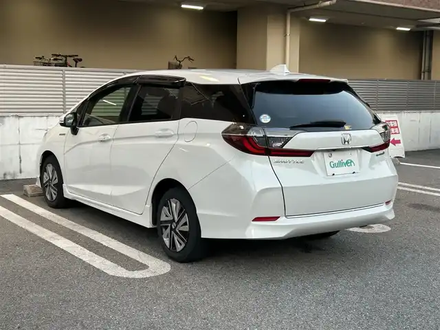 ホンダ シャトル ハイブリッド X ホンダセンシング 大阪府 2020(令2)年 2.6万km プラチナホワイトパール ワンオーナー/Honda　SENSING/・衝突軽減ブレーキ/・誤発進抑制機能/・歩行者事故低減ステアリング/・先行者発進お知らせ機能/・標識認識機能/・路外逸脱抑制機能/・ACCアダプティブクルーズコントロール/・車線維持支援システム後方誤発進抑制機能/8インチディーラーオプションナビ（VXM-207VFEi）/フルセグテレビ/AM/FM/BT/バックカメラ/前後純正ドライブレコーダー（ナビ連動タイプ）/フルフラットシート/ISOFIX/オートライト/ステアリングスイッチ/ビルドインETC/ドアバイザー/ハーフレザーシート/シートヒーター/スペアキー/取扱説明書/保証書