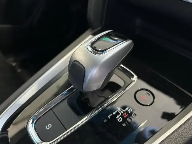 ホンダ シャトル ハイブリッド X ホンダセンシング 大阪府 2020(令2)年 2.6万km プラチナホワイトパール ワンオーナー/Honda　SENSING/・衝突軽減ブレーキ/・誤発進抑制機能/・歩行者事故低減ステアリング/・先行者発進お知らせ機能/・標識認識機能/・路外逸脱抑制機能/・ACCアダプティブクルーズコントロール/・車線維持支援システム後方誤発進抑制機能/8インチディーラーオプションナビ（VXM-207VFEi）/フルセグテレビ/AM/FM/BT/バックカメラ/前後純正ドライブレコーダー（ナビ連動タイプ）/フルフラットシート/ISOFIX/オートライト/ステアリングスイッチ/ビルドインETC/ドアバイザー/ハーフレザーシート/シートヒーター/スペアキー/取扱説明書/保証書