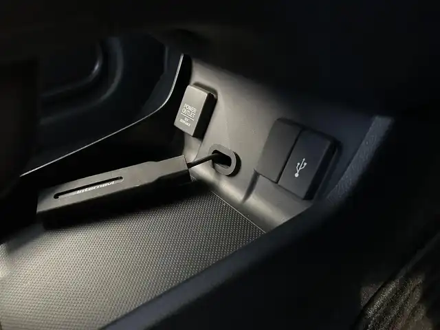 ホンダ シャトル ハイブリッド X ホンダセンシング 大阪府 2020(令2)年 2.6万km プラチナホワイトパール ワンオーナー/Honda　SENSING/・衝突軽減ブレーキ/・誤発進抑制機能/・歩行者事故低減ステアリング/・先行者発進お知らせ機能/・標識認識機能/・路外逸脱抑制機能/・ACCアダプティブクルーズコントロール/・車線維持支援システム後方誤発進抑制機能/8インチディーラーオプションナビ（VXM-207VFEi）/フルセグテレビ/AM/FM/BT/バックカメラ/前後純正ドライブレコーダー（ナビ連動タイプ）/フルフラットシート/ISOFIX/オートライト/ステアリングスイッチ/ビルドインETC/ドアバイザー/ハーフレザーシート/シートヒーター/スペアキー/取扱説明書/保証書