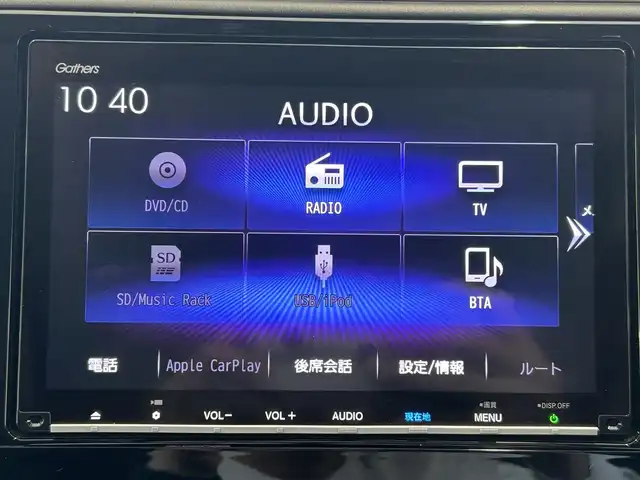 ホンダ シャトル ハイブリッド X ホンダセンシング 大阪府 2020(令2)年 2.6万km プラチナホワイトパール ワンオーナー/Honda　SENSING/・衝突軽減ブレーキ/・誤発進抑制機能/・歩行者事故低減ステアリング/・先行者発進お知らせ機能/・標識認識機能/・路外逸脱抑制機能/・ACCアダプティブクルーズコントロール/・車線維持支援システム後方誤発進抑制機能/8インチディーラーオプションナビ（VXM-207VFEi）/フルセグテレビ/AM/FM/BT/バックカメラ/前後純正ドライブレコーダー（ナビ連動タイプ）/フルフラットシート/ISOFIX/オートライト/ステアリングスイッチ/ビルドインETC/ドアバイザー/ハーフレザーシート/シートヒーター/スペアキー/取扱説明書/保証書